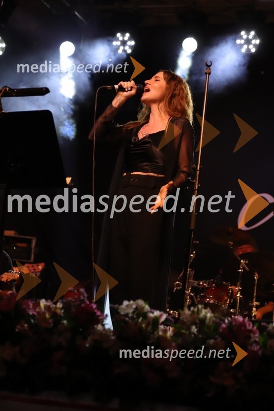  Maja Keuc, pevka, AmayaPevski solisti z Big bandom RTV Slovenije na Festivalu Arsana