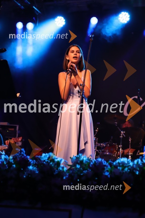  Emma Sartor, pevkaPevski solisti z Big bandom RTV Slovenije na Festivalu Arsana