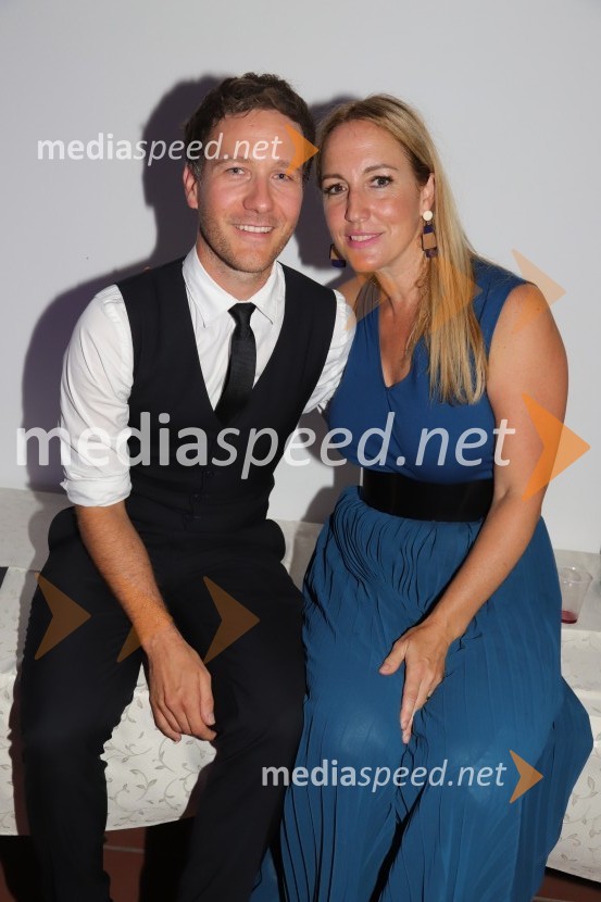  Klemen Slakonja, igralec, komik in TV voditelj;  Eva  Hren, pevkaPevski solisti z Big bandom RTV Slovenije na Festivalu Arsana