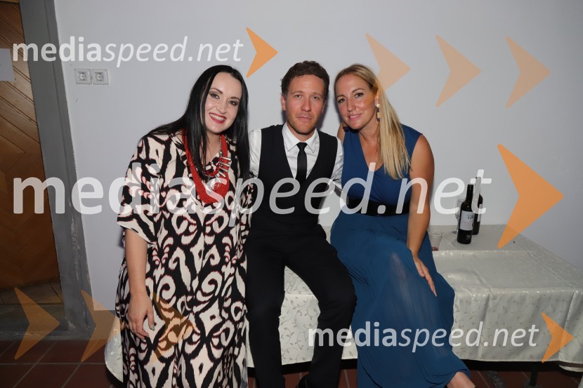  Tinkara Kovač, glasbenica;  Klemen Slakonja, igralec, komik in TV voditelj;  Eva  Hren, pevkaPevski solisti z Big bandom RTV Slovenije na Festivalu Arsana