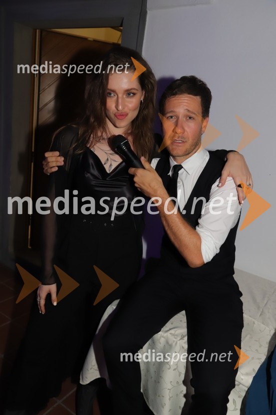  Maja Keuc, pevka, Amaya;  Klemen Slakonja, igralec, komik in TV voditeljPevski solisti z Big bandom RTV Slovenije na Festivalu Arsana