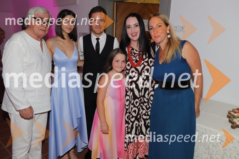  Lado  Leskovar, pevec in ambasador Unicef;  Emma Sartor, pevka;  Klemen Slakonja, igralec, komik in TV voditelj;  ... ;  Tinkara Kovač, glasbenica;  Eva  Hren, pevkaPevski solisti z Big bandom RTV Slovenije na Festivalu Arsana