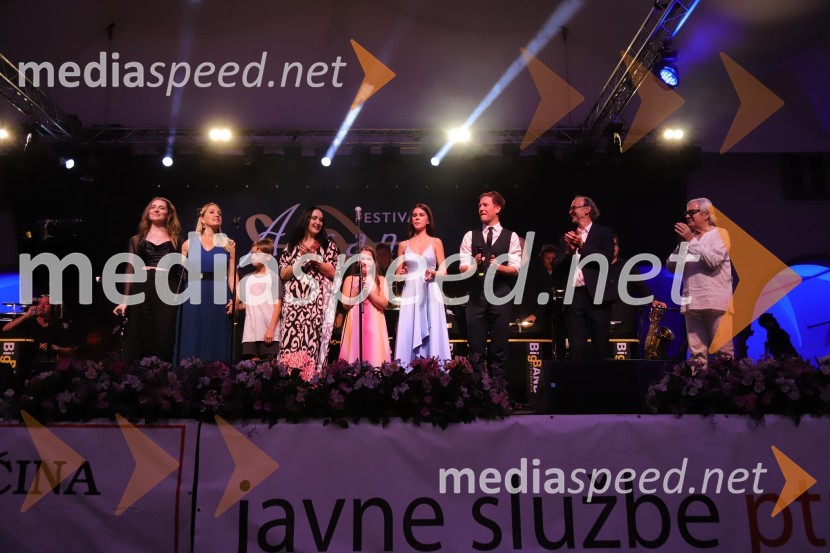  Maja Keuc, pevka, Amaya;  Eva  Hren, pevka;  Hugo Fras;  Tinkara Kovač, glasbenica;  ... ;  Emma Sartor, pevka;  Klemen Slakonja, igralec, komik in TV voditelj;  Lojze  Krajnčan, dirigent Big Banda RTV Slovenija ;  Lado  Leskovar, pevec in ambasador UnicefPevski solisti z Big bandom RTV Slovenije na Festivalu Arsana