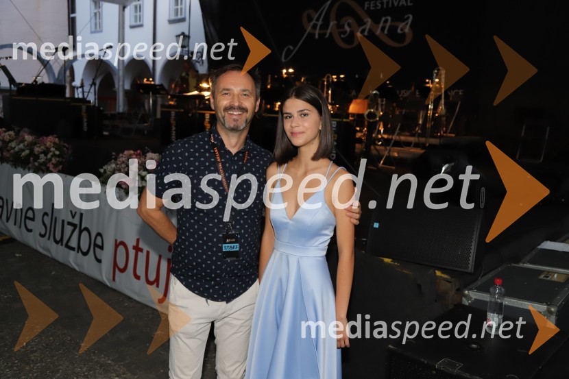  Mladen Delin, direktor festivala Arsana;  Emma Sartor, pevkaPevski solisti z Big bandom RTV Slovenije na Festivalu Arsana