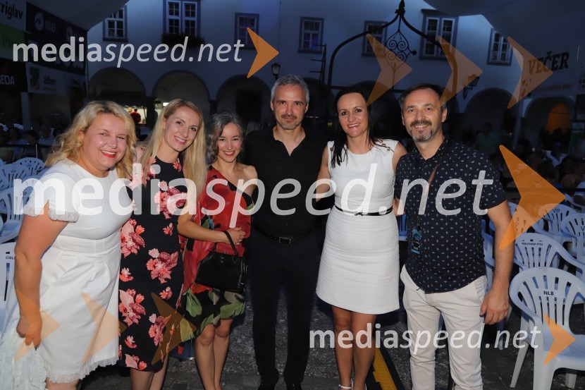  ... ;  Eva  Hren, pevka;  Tinkara Kovač, glasbenica;  Mladen Delin, direktor festivala Arsana;  Klavdija Kralj;  Janez Cigler Kralj, nekdanji minister za delo, družino, socialne zadeve in enake možnostiPevski solisti z Big bandom RTV Slovenije na Festivalu Arsana