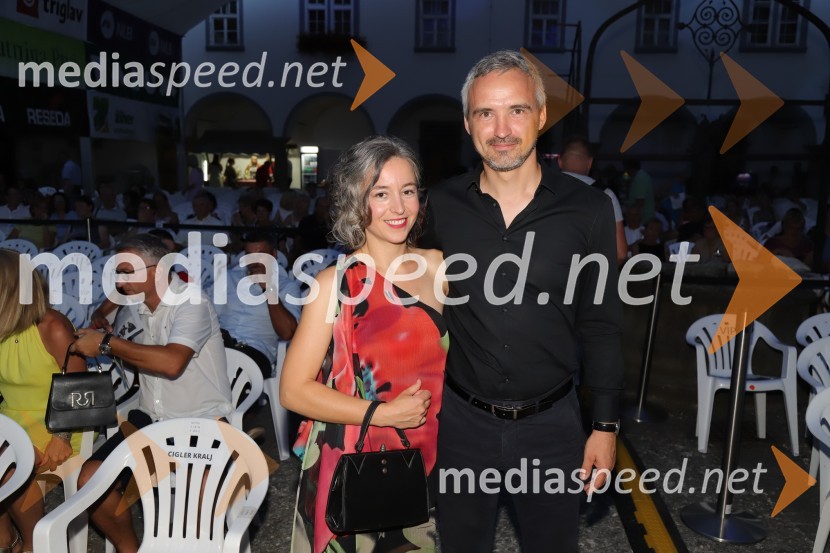  Klavdija Kralj;  Janez Cigler Kralj, nekdanji minister za delo, družino, socialne zadeve in enake možnostiPevski solisti z Big bandom RTV Slovenije na Festivalu Arsana