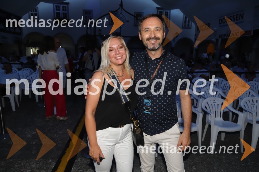  Veronika Žajdela, voditeljica;  Mladen Delin, direktor festivala ArsanaPevski solisti z Big bandom RTV Slovenije na Festivalu Arsana