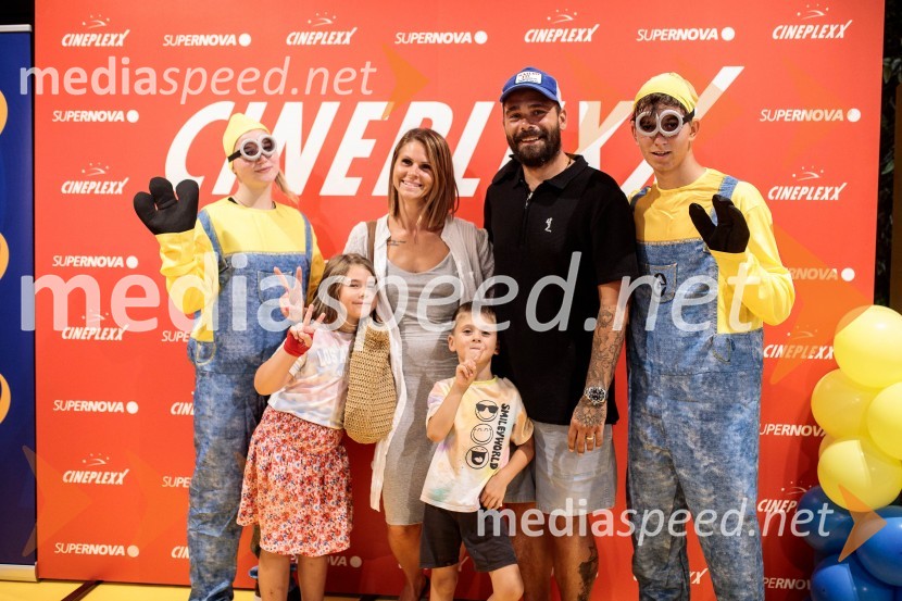  ... ;  ... ;  Teja  Jugovic, spletna vplivnica, Cool mamacita;  ... ;  Jani Jugovic, Cool Fotr;  ... Mala rumena bitja s hlačami na naramnice napolnila Cineplexx