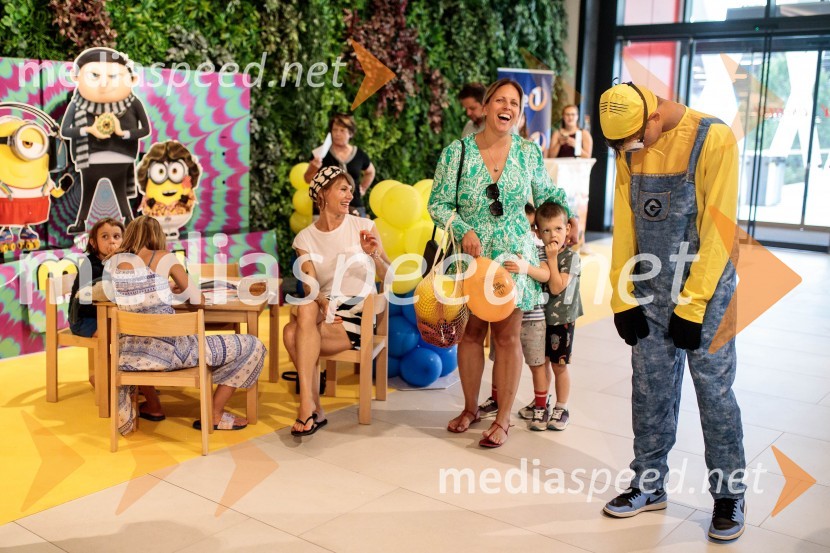  Ana Raščan, voditeljica in novinarka;  Manja Stević, voditeljicaMala rumena bitja s hlačami na naramnice napolnila Cineplexx