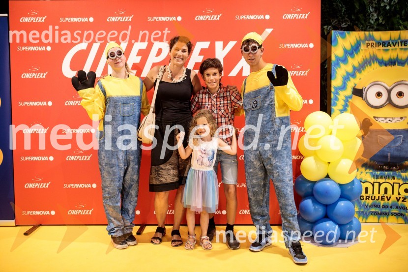  ... ;  Iva Jarm, soustanoviteljica bloga Kam z mulcem;  ... ;  ... ;  ... Mala rumena bitja s hlačami na naramnice napolnila Cineplexx