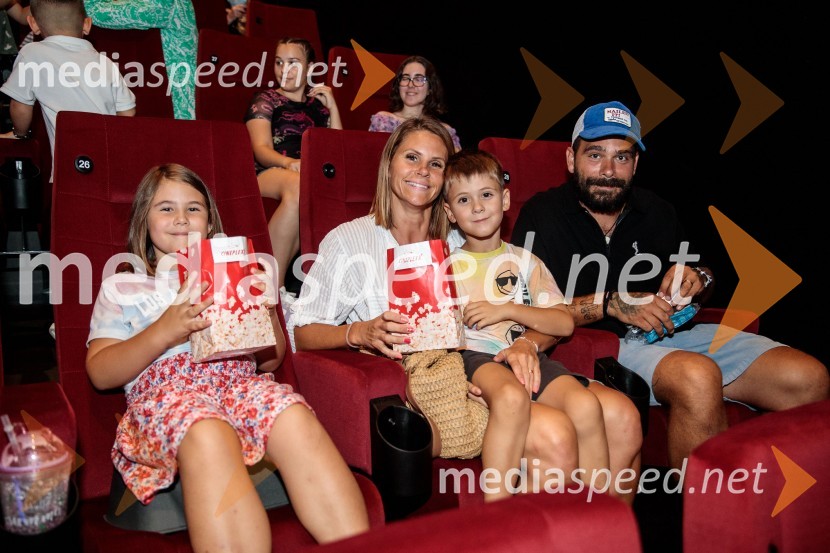  ... ;  Teja  Jugovic, spletna vplivnica, Cool mamacita;  ... ;  Jani Jugovic, Cool FotrMala rumena bitja s hlačami na naramnice napolnila Cineplexx