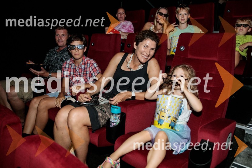  ... ;  ... ;  Iva Jarm, soustanoviteljica bloga Kam z mulcem;  ... Mala rumena bitja s hlačami na naramnice napolnila Cineplexx