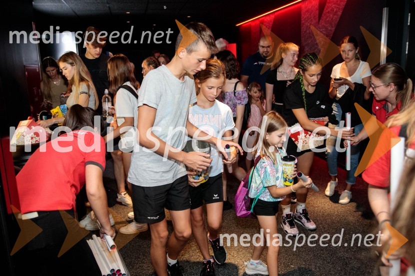 Mala rumena bitja s hlačami na naramnice napolnila Cineplexx