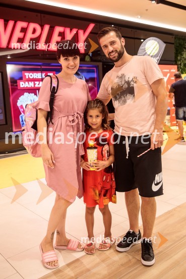 Mala rumena bitja s hlačami na naramnice napolnila Cineplexx