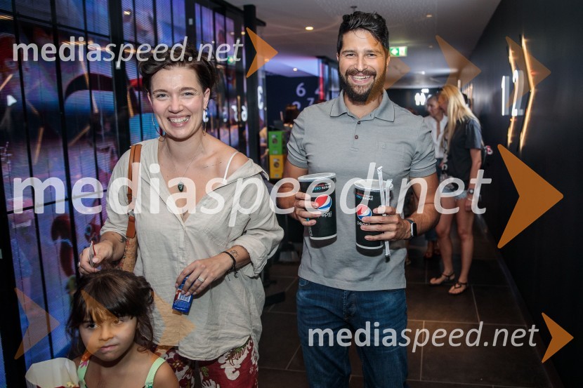  Antea Mramor Bitenc, igralka, voditeljica;  Uroš Bitenc, moderator, vplivnešPremiera DC liga super ljubljenčkov, Cineplexx Ljubljana