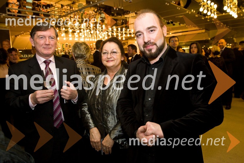 Uroš Lajovic, dirigent in njegova soproga Saša in Jože Vidic, operni pevec, pevec v Slovenskem oktetu in član SNG opera in baletKnez Igor, premiera opere