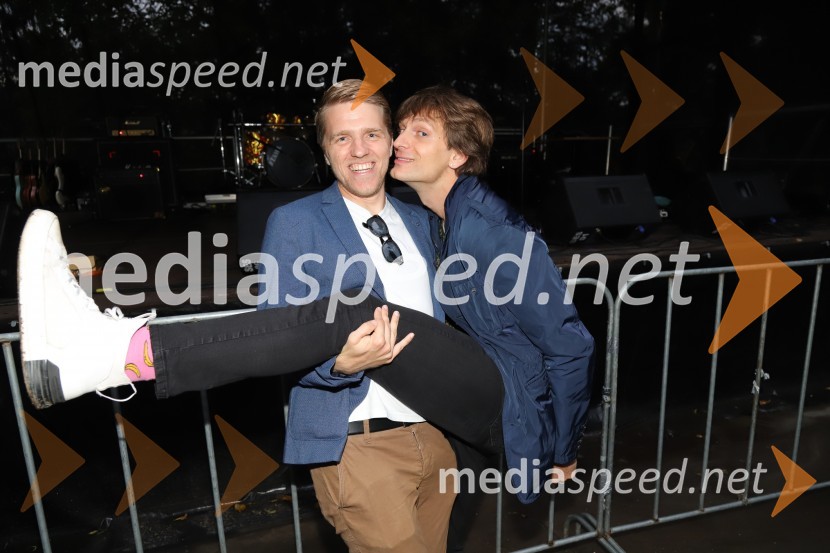  Matic  Burazer, športni novinar, član zasedbe The Sticky Licks;  Mario Pešić, pevec, skupina The Sticky LicksAlo!Stari in The Sticky Licks, Letni oder Ruše 2022