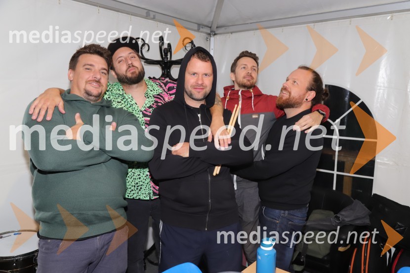  Matej Kosmačin, glasbenik, Alo!Stari;  Tine Matjašič, Alo!Stari;  Tomaž Medvar, Alo!Stari;  Jernej Metež, glasbenik, Alo!Stari;  Matic Mlakar, glasbenik, Alo!StariAlo!Stari in The Sticky Licks, Letni oder Ruše 2022