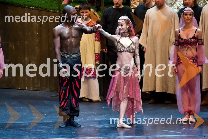 Premiera opere Knez Igor, poklon (Joseph Bunn in Sorina Dimache)Knez Igor, premiera opere