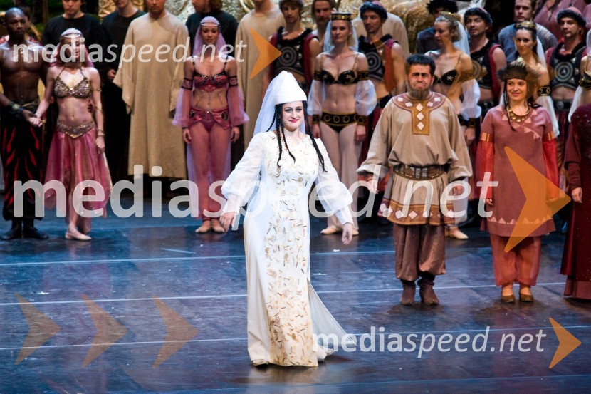 Premiera opere Knez Igor, poklon (Monika Bohinec/njegova hčerka Končakovna)Knez Igor, premiera opere