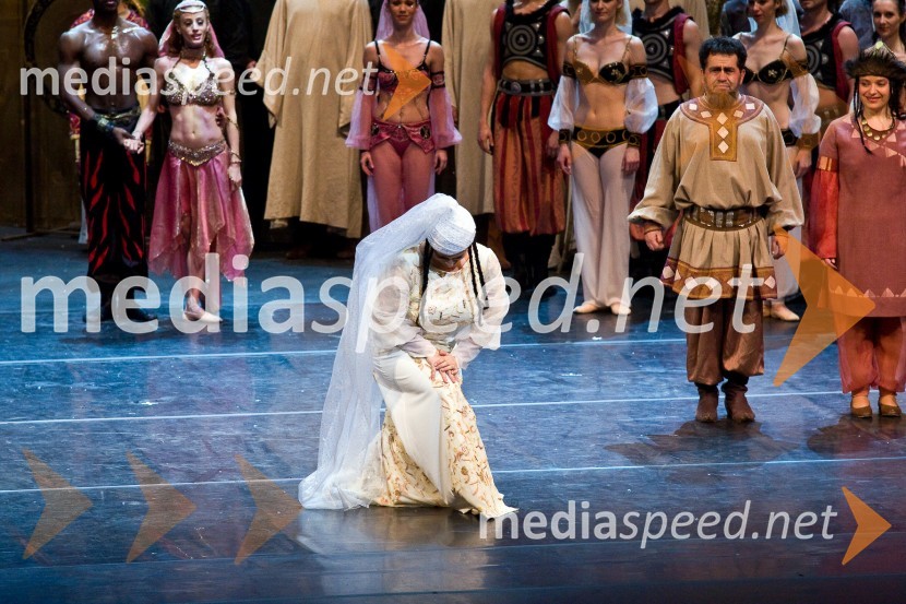 Premiera opere Knez Igor, poklon (Monika Bohinec/njegova hčerka Končakovna)Knez Igor, premiera opere