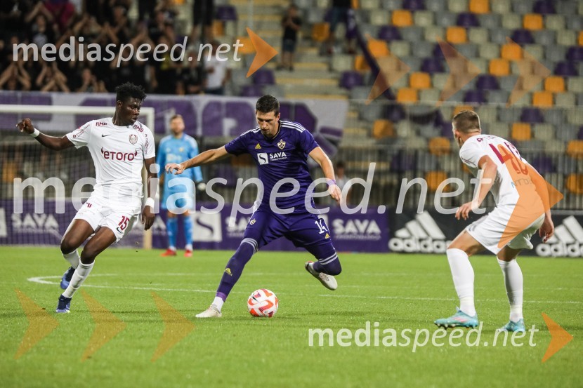  Emmanuel Yeboah, nogometaš, CFR Cluj;  Vladan Vidaković, nogometaš, NK Maribor;  Lovro Cvek, nogometaš, CFR ClujNogometna tekma NK Maribor : CFR Cluj