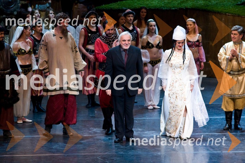 Premiera opere Knez Igor, poklon (v sredini Plamen Palikaroff, režiser opere)Knez Igor, premiera opere