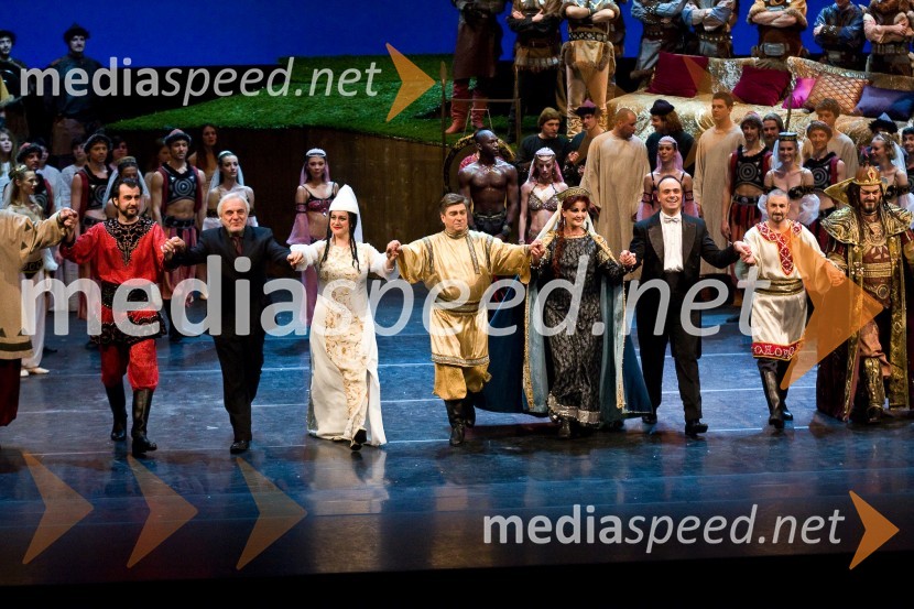 Premiera opere Knez Igor, poklon (Robert Vrčon, Plamen Palikaroff, Monika Bohinec, Branko Robinšak, Milena Morača, Grigor Palikarov in Marko Kobal)Knez Igor, premiera opere