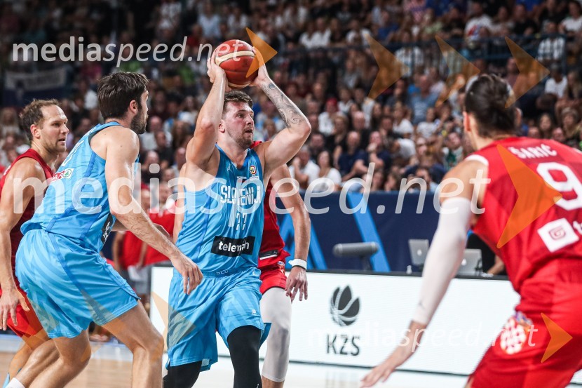  Mike Tobey, košarkar;  Luka  Dončić, košarkarKošarkarska tekma Slovenija : Hrvaška