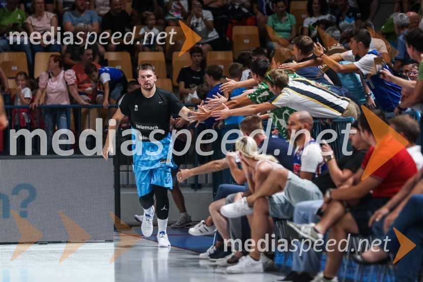  Luka  Dončić, košarkarKošarkarska tekma Slovenija : Hrvaška