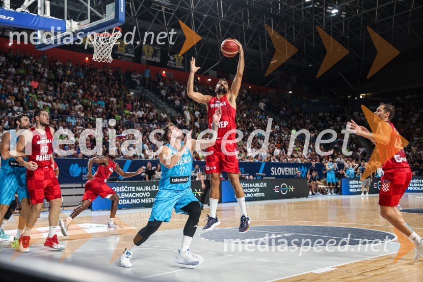  Luka  Dončić, košarkar;  ... Košarkarska tekma Slovenija : Hrvaška