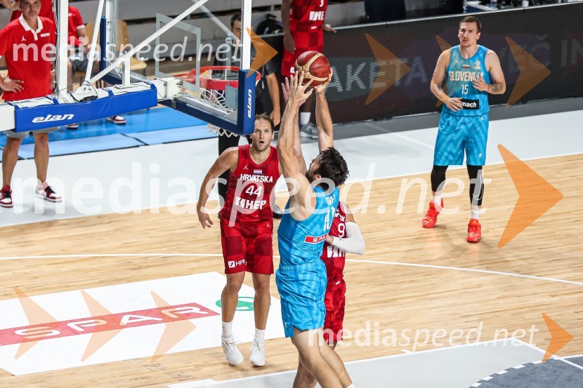  Bojan Bogdanović, košarkar;  Mike Tobey, košarkarKošarkarska tekma Slovenija : Hrvaška