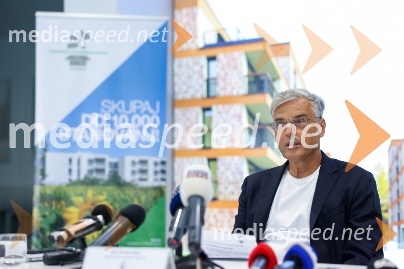 mag. Črtomir Remec, direktor Stanovanjskega sklada RSNovinarska konferenca SSRS ob pridobitvi nepovratnih sredstev za gradnjo novih najemnih stanovanj