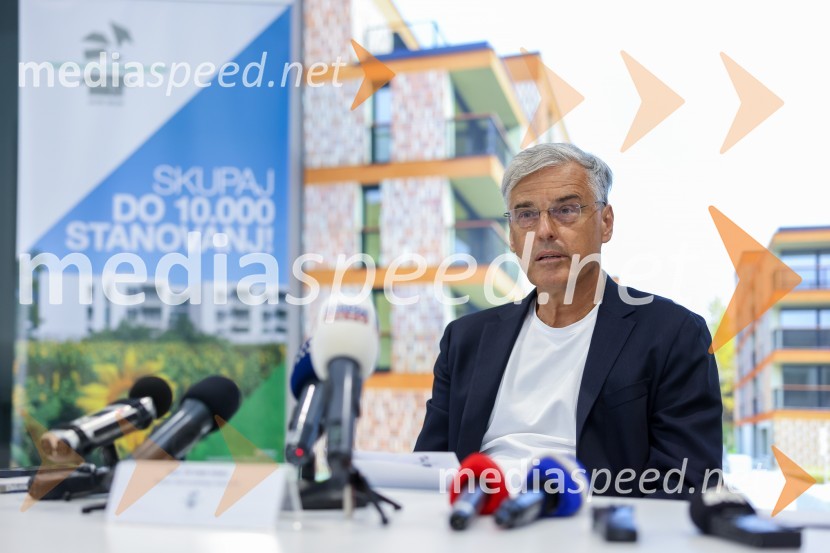 mag. Črtomir Remec, direktor Stanovanjskega sklada RSNovinarska konferenca SSRS ob pridobitvi nepovratnih sredstev za gradnjo novih najemnih stanovanj
