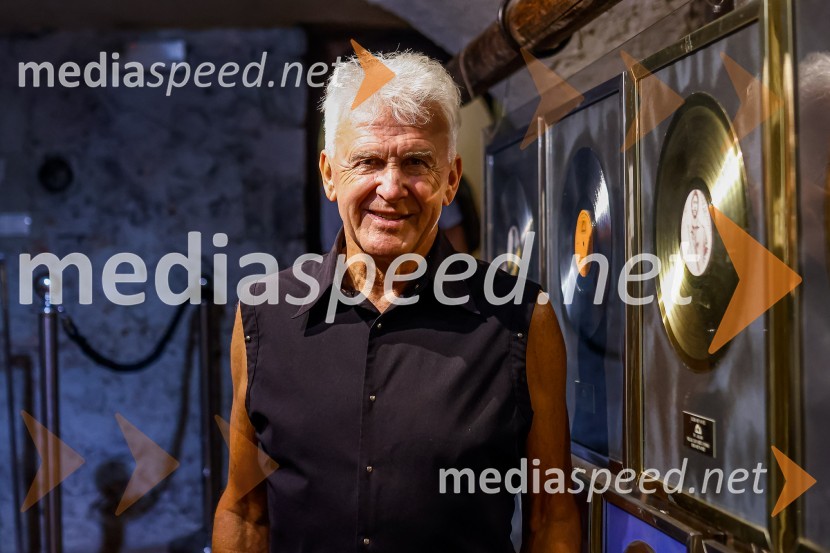  Andrej Šifrer, glasbenikAndrej Šifrer, 70 let-NIČ proti VEČnosti