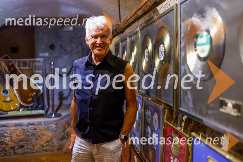  Andrej Šifrer, glasbenikAndrej Šifrer, 70 let-NIČ proti VEČnosti