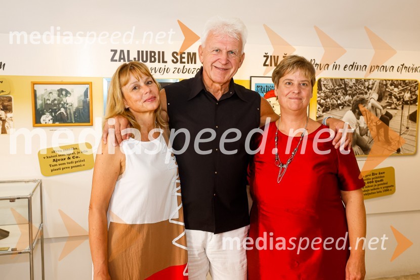  Mirjam Povh;  Andrej Šifrer, glasbenik;  Mag. Marjana  Žibert, direktorica, Gorenjski muzejAndrej Šifrer, 70 let-NIČ proti VEČnosti