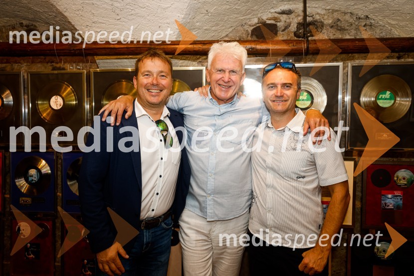  Tadej  Malovrh, župan, Velike Lašče;  Andrej Šifrer, glasbenik;  Klemen Malovrh, direktor, Zavod za turizem KranjAndrej Šifrer, 70 let-NIČ proti VEČnosti