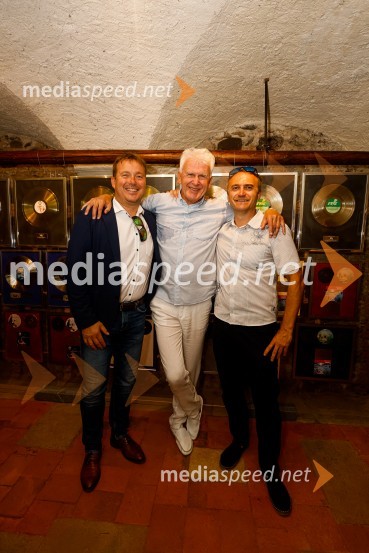  Tadej  Malovrh, župan, Velike Lašče;  Andrej Šifrer, glasbenik;  Klemen Malovrh, direktor, Zavod za turizem KranjAndrej Šifrer, 70 let-NIČ proti VEČnosti