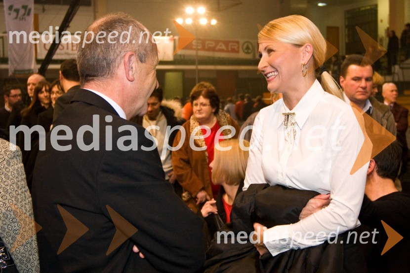 Branko Pavlin, predsednik uprave časopisne hiše Dnevnik in Karmen Stavec, pevkaSlovenec leta 2008