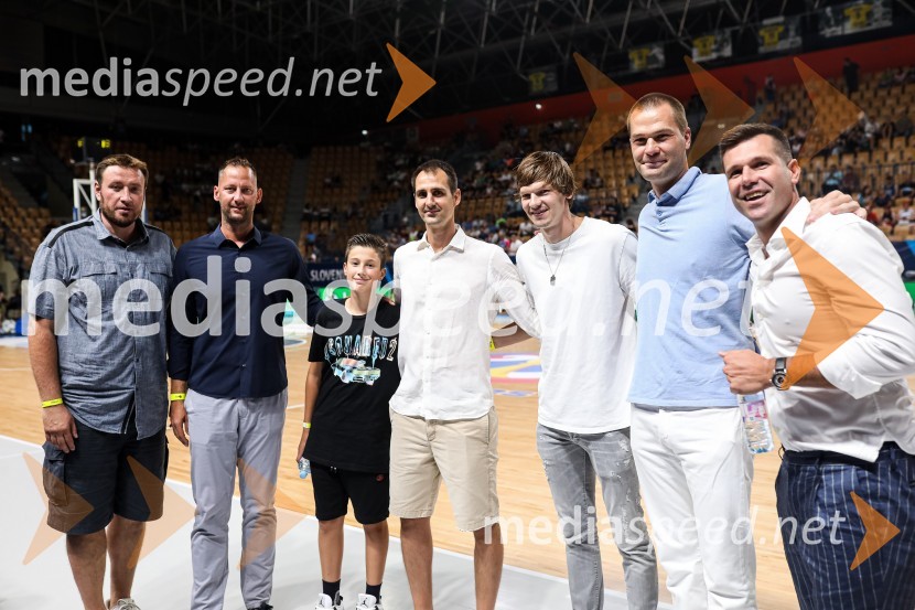  Matjaž Smodiš, nekdanji košarkar;  Saša  Zagorac, košarkar;  ... ;  Domen Lorbek, nekdnanji košarkar;  Jaka Klobučar, košarkar;  Uroš Slokar, nekdanji košarkar;  Sani  Bečirović, nekdanji košarkarKošarkarska tekma Slovenija - Estonija