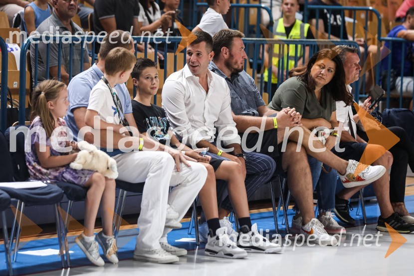  ... ;  ... ;  Uroš Slokar, nekdanji košarkar;  ... ;  Sani  Bečirović, nekdanji košarkar;  Matjaž Smodiš, nekdanji košarkar;  ... ;  ... Košarkarska tekma Slovenija - Estonija
