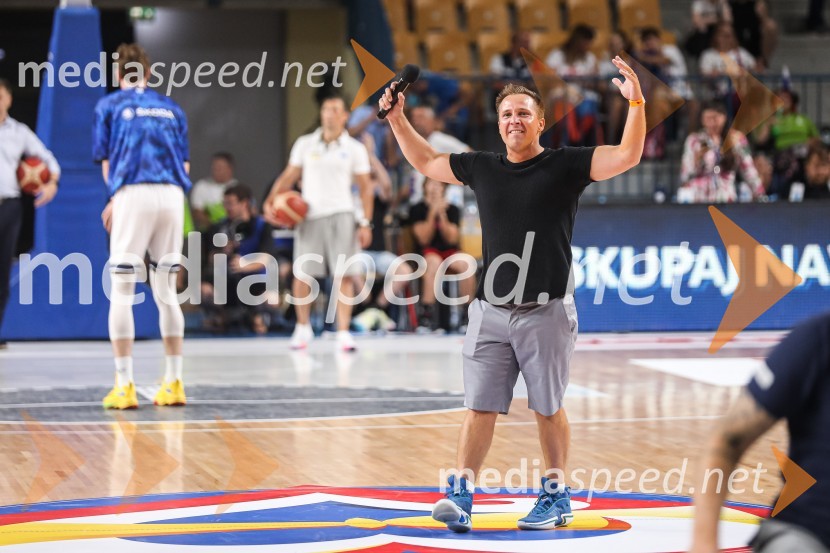  Blaž  Babić, animator publike na POP TV in stand up komikKošarkarska tekma Slovenija - Estonija