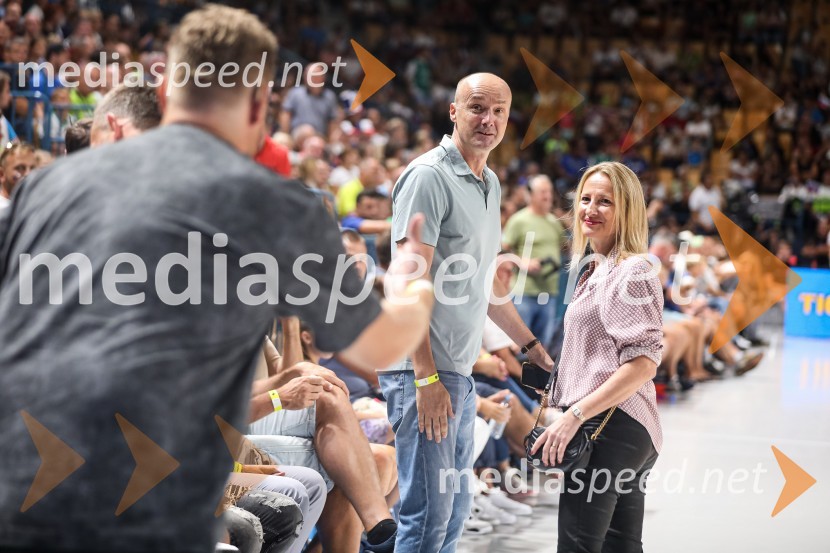  Jure Zdovc, košarkarski trener;  Irena ZdovcKošarkarska tekma Slovenija - Estonija