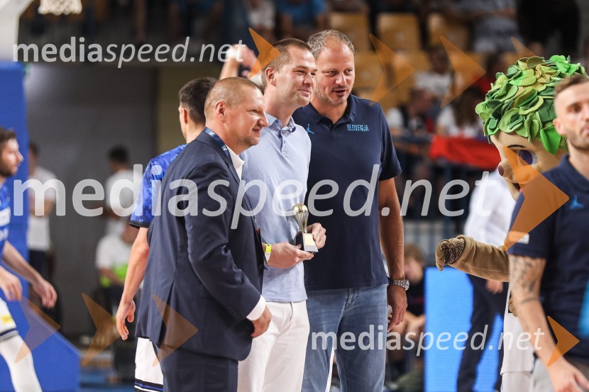  Matej Erjavec, predsednik, Košarkarska Zveza Slovenije;  Uroš Slokar, nekdanji košarkar;  Radoslav Nesterović, nekdanji košarkarKošarkarska tekma Slovenija - Estonija