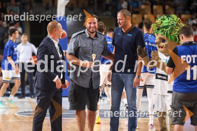  Matej Erjavec, predsednik, Košarkarska Zveza Slovenije;  Matjaž Smodiš, nekdanji košarkar;  Radoslav Nesterović, nekdanji košarkarKošarkarska tekma Slovenija - Estonija