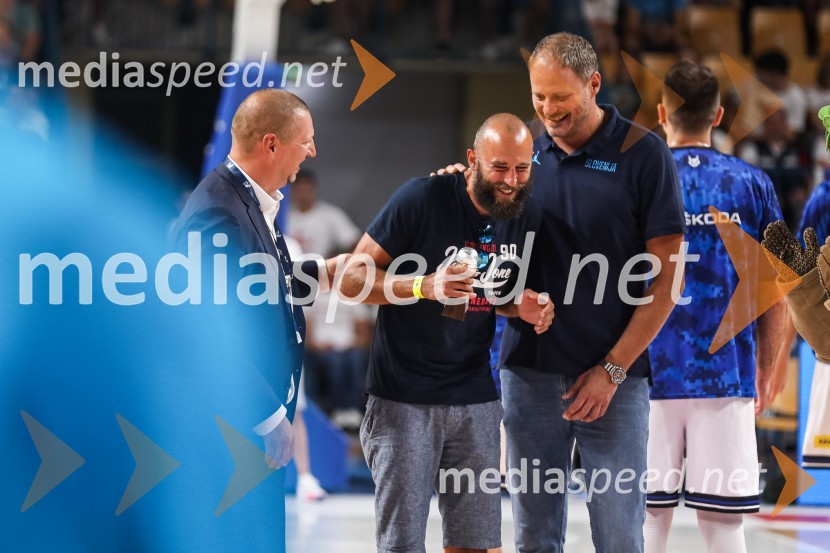  Matej Erjavec, predsednik, Košarkarska Zveza Slovenije;  Nebojša Joksimović, nekdanji košarkar;  Radoslav Nesterović, nekdanji košarkarKošarkarska tekma Slovenija - Estonija