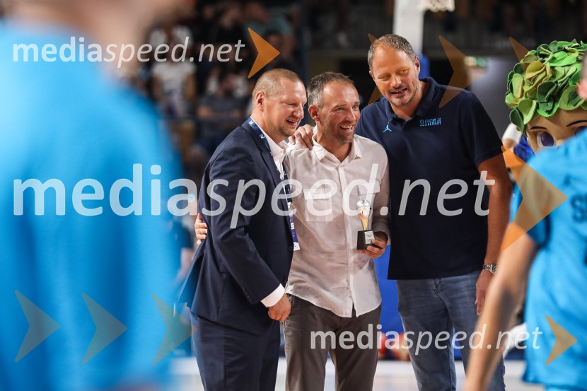  Matej Erjavec, predsednik, Košarkarska Zveza Slovenije;  Samo Udrih, nekdanji košarkar;  Radoslav Nesterović, nekdanji košarkarKošarkarska tekma Slovenija - Estonija