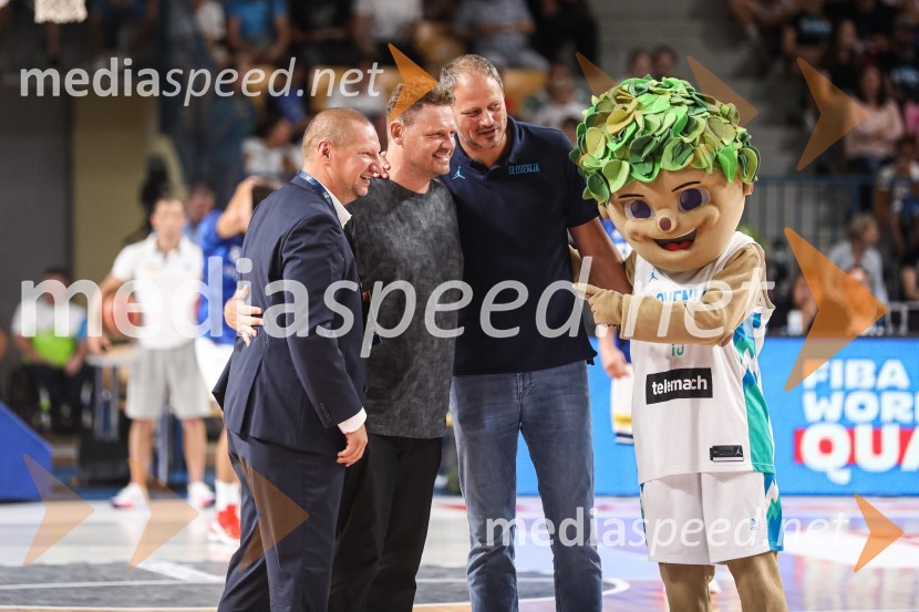  Matej Erjavec, predsednik, Košarkarska Zveza Slovenije;  Miha Zupan, košarkar;  Radoslav Nesterović, nekdanji košarkarKošarkarska tekma Slovenija - Estonija