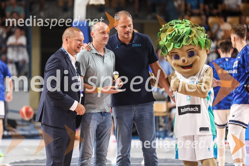  Matej Erjavec, predsednik, Košarkarska Zveza Slovenije;  Jure Zdovc, košarkarski trener;  Radoslav Nesterović, nekdanji košarkarKošarkarska tekma Slovenija - Estonija